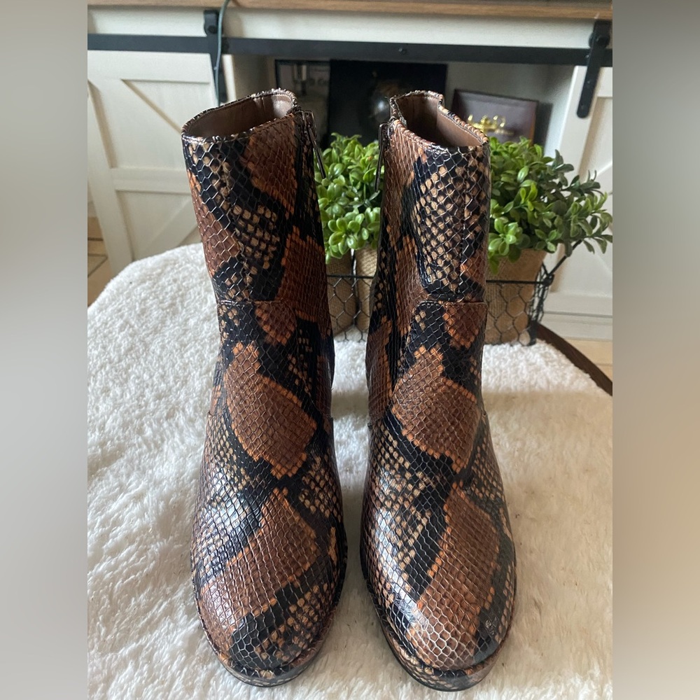Vince Camuto Brown and Black Snake Print Ankle Boots women size 7/12m 38